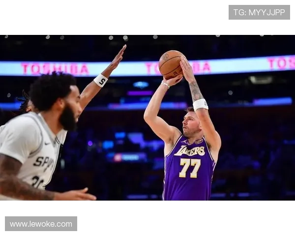 东契奇瘦身显成效半场高效得分22分展现攻防全能实力